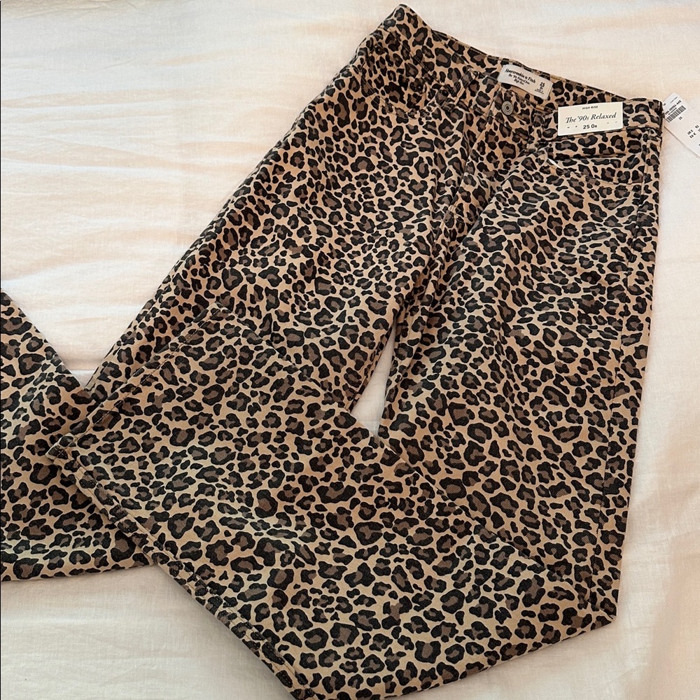 Abercrombie & Fitch Leopard Print 90s Relaxed Jeans 25 0 R